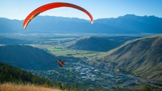 Hang Gliding and Paragliding Differ Vastly