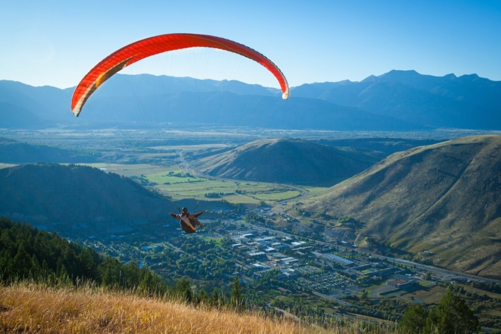 Hang Gliding and Paragliding Differ Vastly
